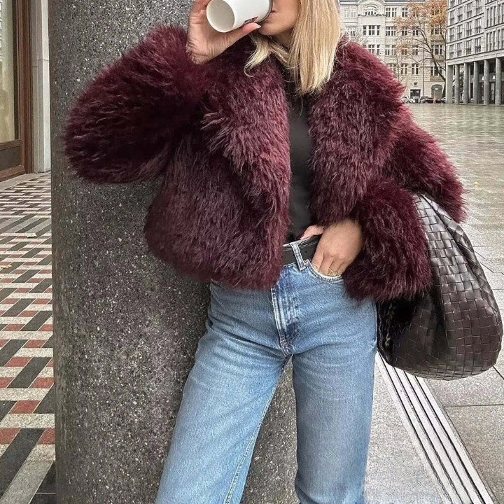 INA | Bordeaurode Bontjas – Luxe, Stijl & Comfort in Één