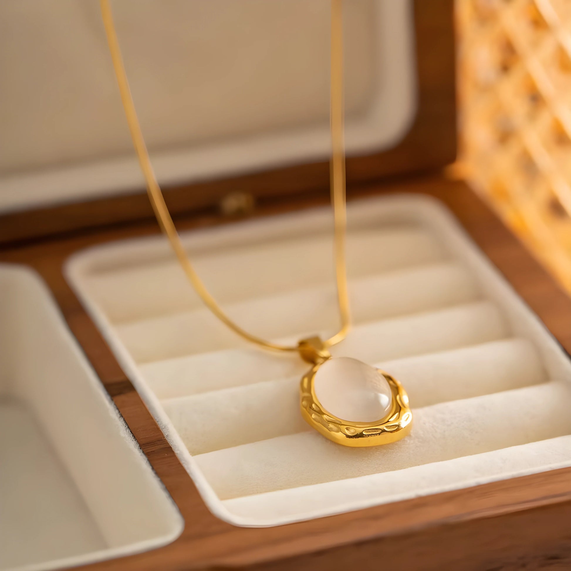 Luxe ketting met organische hanger I Sana - Vanista