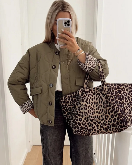 Luxe gewatteerde damesjas met leopardvoering, heuplengte en knoopsluiting, Vanista