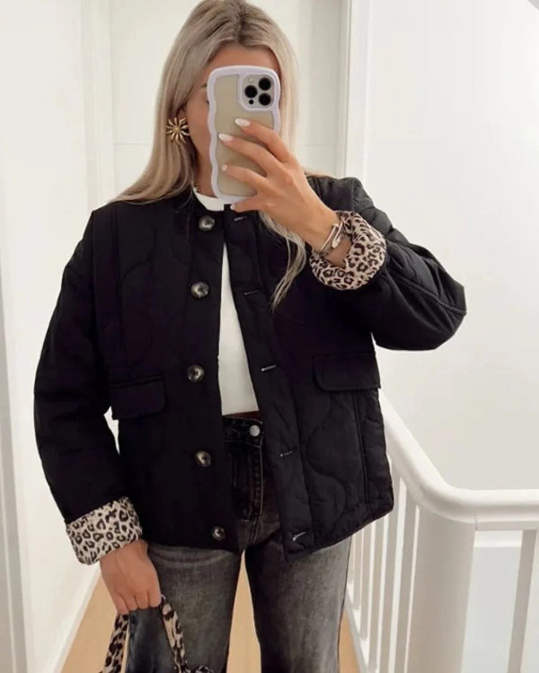 Luxe gewatteerde damesjas met leopardvoering, heuplengte en knoopsluiting, Vanista