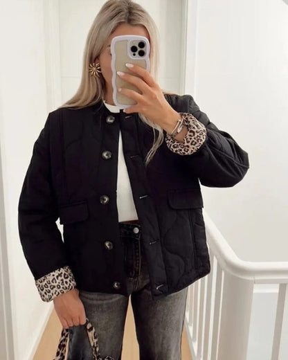 Luxe gewatteerde damesjas met leopardvoering, heuplengte en knoopsluiting, Vanista
