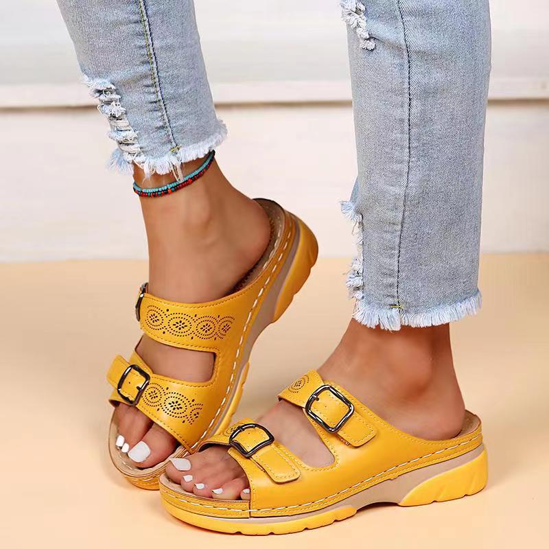 PULE | Orthopedische sandalen voor dames, voorzien van verstelbare gespen.