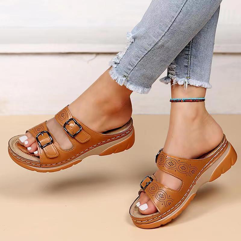PULE | Orthopedische sandalen voor dames, voorzien van verstelbare gespen.