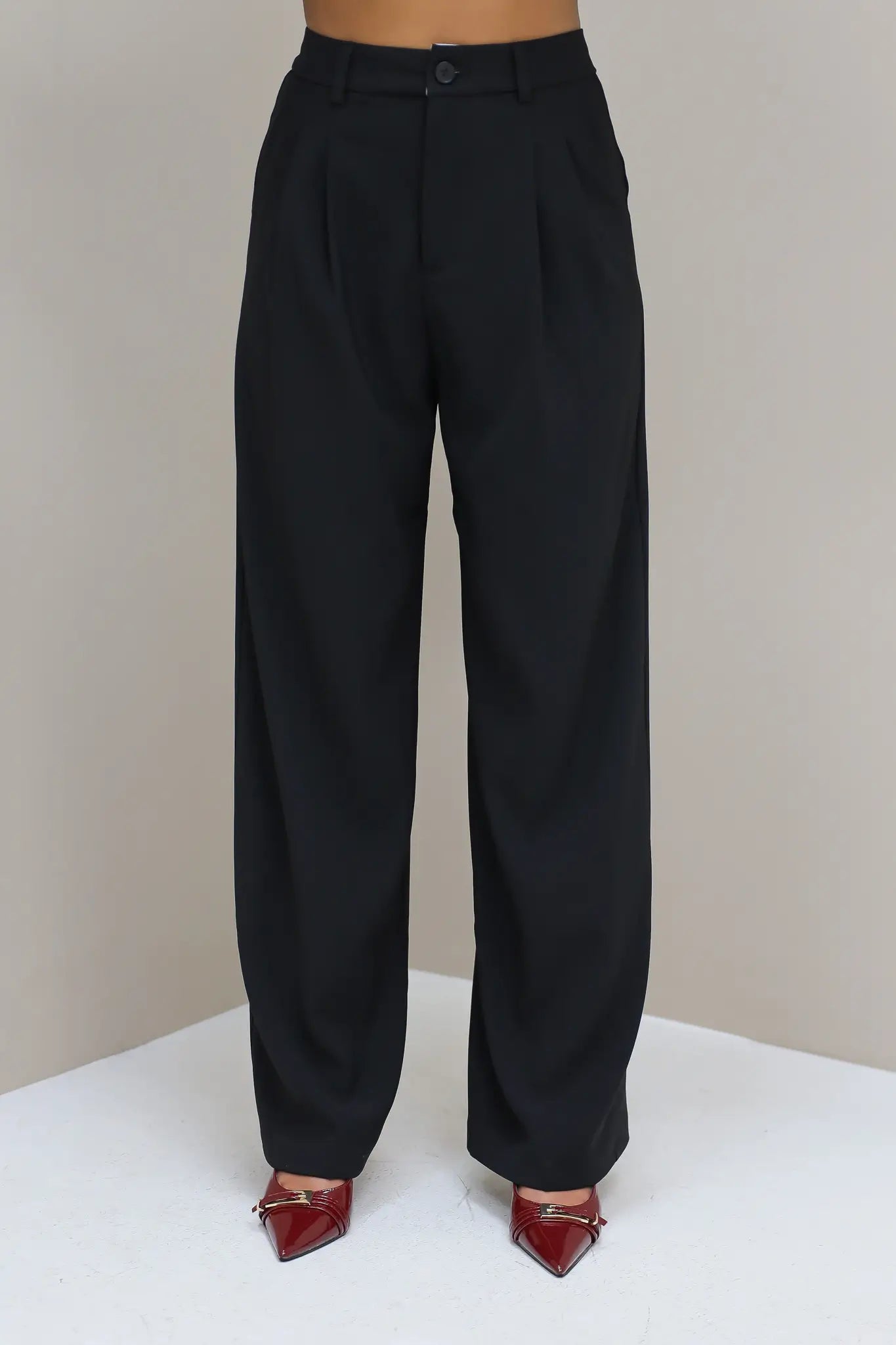 Zwarte pantalon met wijde pijpen en plooien-Vanista